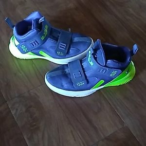 Nike LeBron James little boy Basketball shoes